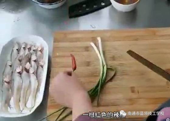 怎么煎鱼头不粘锅_香煎尖头鱼的家常做法_煎大鱼头的做法