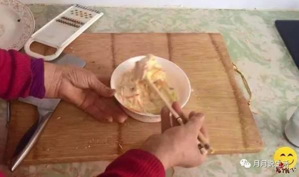 西葫芦炒鸡蛋的做法_葫芦炒鸡蛋的做法_鸡蛋炒葫芦瓜的家常做法窍门