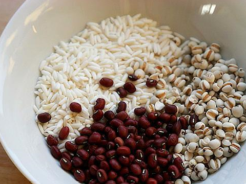 红豆粥薏米粥的做法_红豆薏米粥的家常做法介绍_红豆薏米粥食材怎么配养生粥好