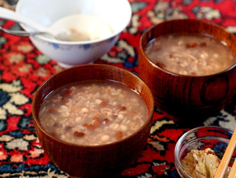 红豆薏米粥的家常做法介绍_红豆薏米粥食材怎么配养生粥好_红豆粥薏米粥的做法