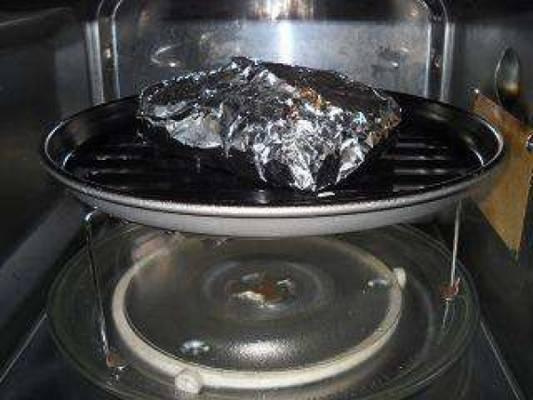 可以把锡纸能放进微波炉加热吗，微波炉能用锡纸加热吗?