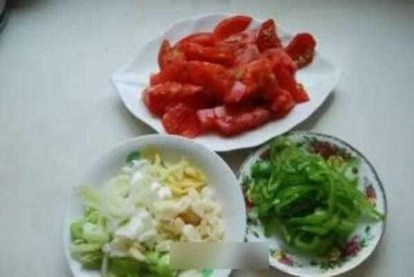 青的西红柿炒辣椒做法介绍，番茄可以和青椒一起炒吗？